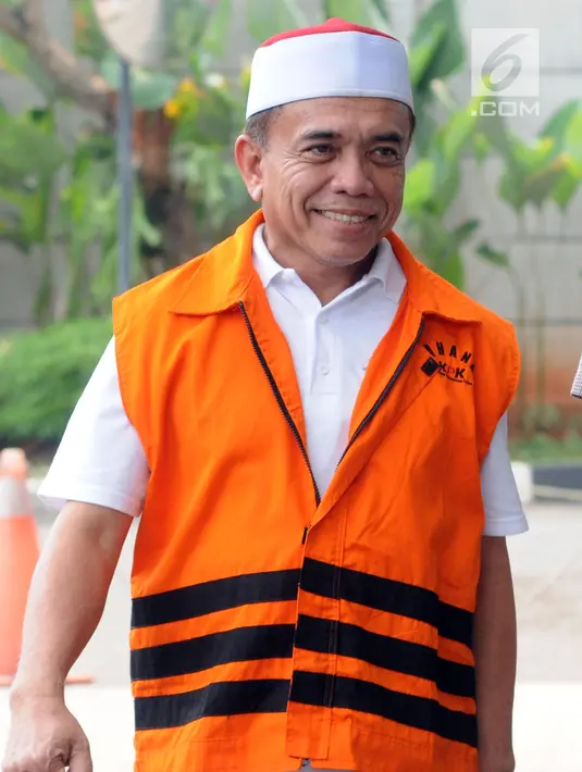Gubernur Aceh Irwandi Yusuf tersenyum saat tiba di gedung KPK, Jakarta, Rabu (25/7). Irwandi Yusuf diperiksa sebagai tersangka terkait dugaan menerima suap dana Otonomi Khusus (Otsus) Provinsi Aceh tahun 2018. (Merdeka.com/Dwi Narwoko)