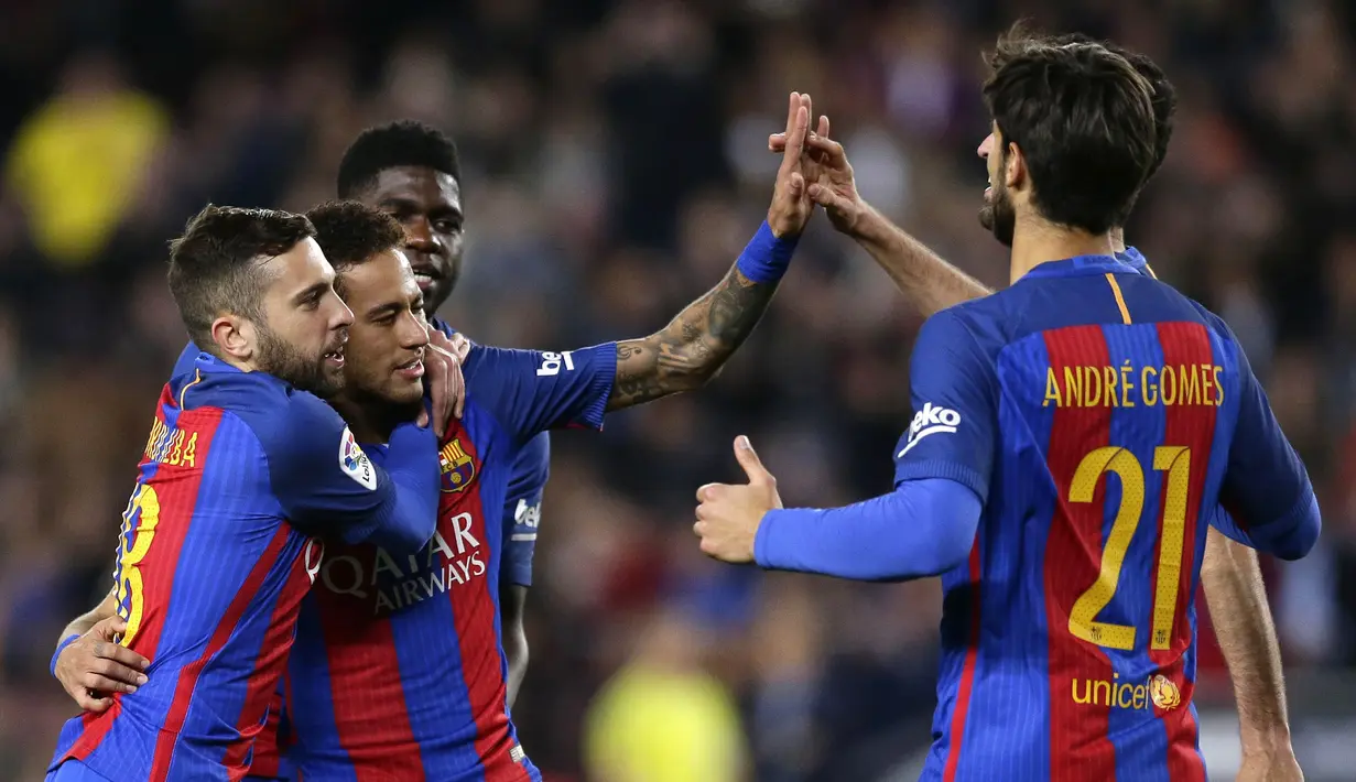 Para pemain Barcelona merayakan gol yang dicetak Neymar ke gawang Sporting pada laga Liga Spanyol di Stadion Camp Nou, Spanyol, Rabu (1/3/2017). Barcelona menang 6-1 atas Sporting. (AP/Manu Fernandez)