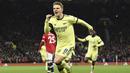 Keunggulan Manchester United tak bertahan lama. Dua menit berselang Arsenal menyamakan skor 2-2 melalui Martin Odegaard. Striker asal Norwegia tersebut mampu menyelesaikan sodoran yang dilepaskan Gabriel Martinelli yang gagal dibendung David De Gea. (AFP/Oli Scarff)