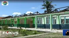 Terbatasnya anggaran membuat perbaikan gedung sekolah yang rusak berjalan lambat.