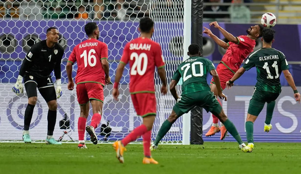 Dramatisnya pertandingan semakin terasa ketika Ali Al Bulayahi mencetak gol kemenangan bagi Arab Saudi pada menit ke-90+6. (AP Photo/Aijaz Rahi)