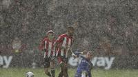 Hujan deras mengguyur Stadion&nbsp;Gtech Community, London, saat Brentford menjamu Chelsea pada lanjutan Liga Inggris 2023/2024, Sabtu (2/3/2024) malam WIB.&nbsp;(AP Photo/Ian Walton)
