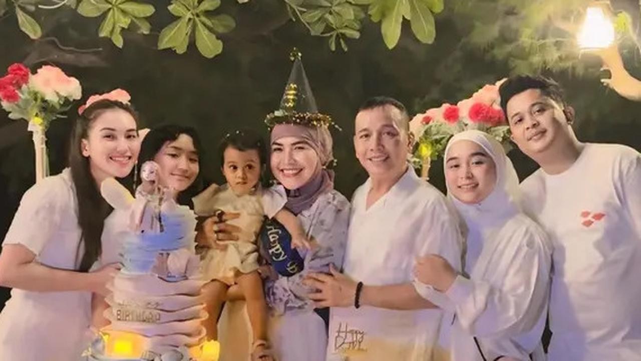 Potret Ayu Ting Ting Rayakan Ultah Sang Ibunda di Pinggir Pantai, Penuh Kehangatan & Kompak Pakai Baju Putih