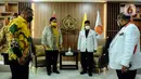 Ketua Umum Partai Golkar Airlangga Hartanto menyambut kedatangan Presiden Partai Keadilan Sejahtera (PKS) Ahmad Syaikhu saat pertemuan di DPP Partai Golkar, Jakarta, Kamis (29/4/2021). (Liputan6.com/Johan Tallo)