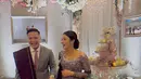 Hadiri acara keluarga Arfito Hutagalung, Naysilla tampil cantik dalam balutan kebaya ungu. Sedangkan Fito terlihat gagah dengan setelan jas dan ulos di bahu [@naymirdad]