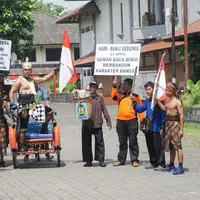 Kopral Bagyo punya cara yang unik untuk merayakan Hari Buku Sedunia. Lucu, tapi keren banget! (Liputan6.com/Fajar Abrori)