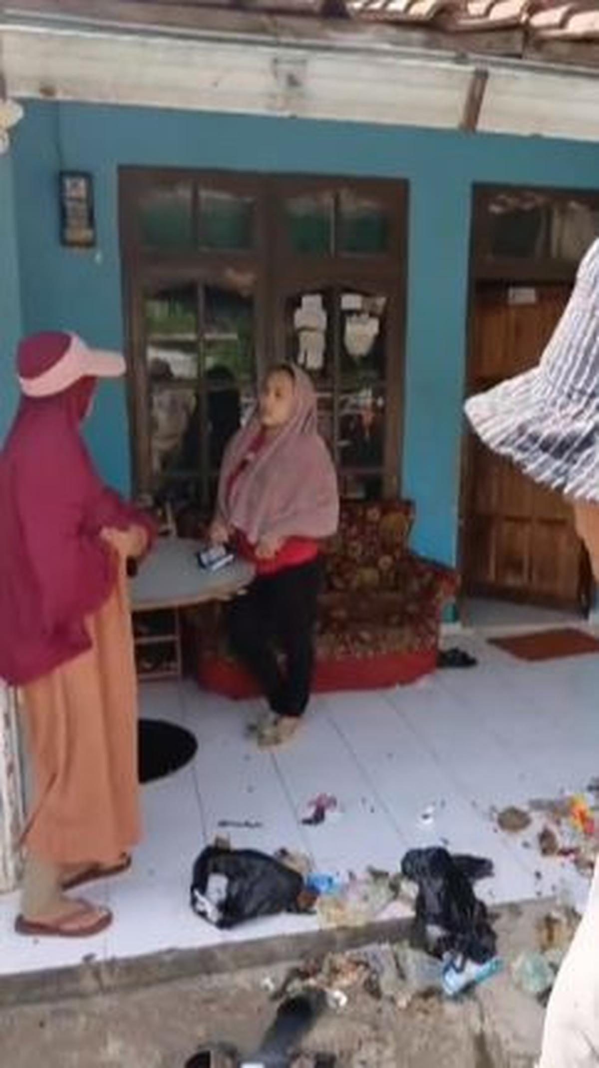 Terungkap, rupanya wanita tersebut ketahuan telah membuang sampah sembarangan ke area yang dilarang warga.