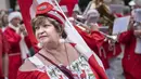 Seorang wanita saat mengikuti parade Kongres Dunia Sinterklas  tahunan di Kopenhagen, Denmark (22/7/2019). Kongres pertemuan sinterklas sudah diadakan sejak tahun1957. (AP Photo/Liselotte Sabroe/Scanpix 2019)