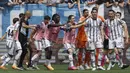 Selebrasi pemain Juventus setelah Dusan Vlahovic (dua kanan) mencetak gol kedua bagi timnya ke gawang Atalanta di menit ke-90+8 pada pekan ke-34 Liga Italia 2022/2023 yang berlangsung di Gewiss Stadium, Minggu (7/5/2023). Kemenangan ini membuat Juventus kini naik ke posisi dua klasemen sementara Serie A musim ini dengan torehan 66 poin, melangkahi Lazio. (AP/LaPresse/Spada)