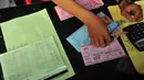 Meski harga tiket sudah naik, tidak menyulutkan para calon penumpang untuk mudik lebih awal, Jakarta, Senin (21/7/14. (Liputan6.com/Johan Tallo)