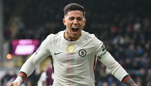 Gelandang Chelsea, Enzo Fernandez, merayakan gol yang dicetaknya ke gawang Burnley dalam laga lanjutan Premier League 2025/2026 di Turf Moor, Sabtu (22/11/2025). (ANDY BUCHANAN / AFP)