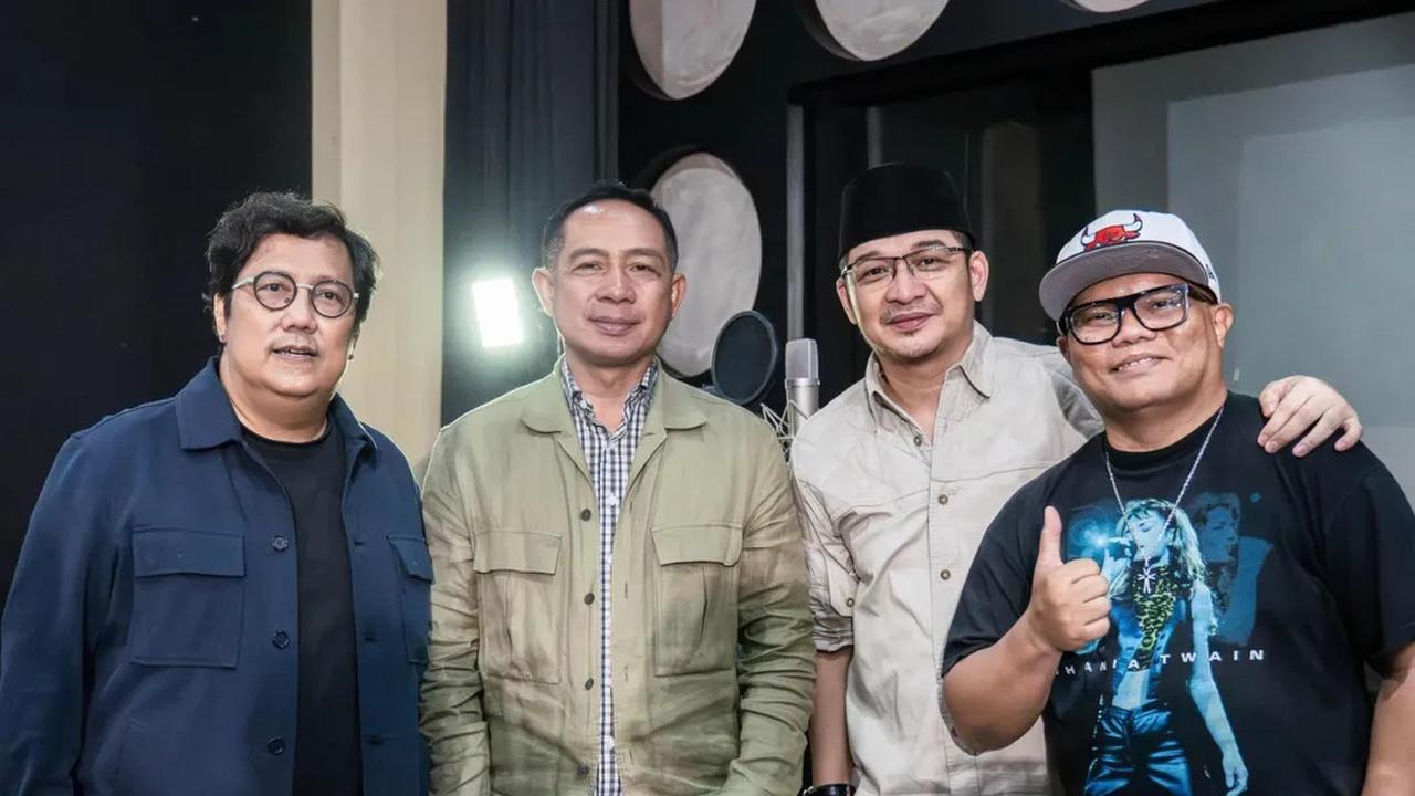 Penampilan Keren Bak Anak Muda Panglima TNI, Pose Bareng 3 Musisi Top Tanah Air