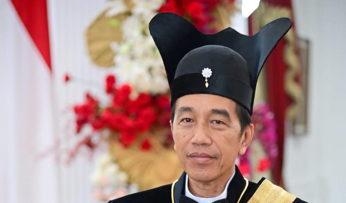 "Ageman Songkok Singkepan Ageng ini merupakan pakaian adat Keraton Surakarta yang memiliki makna khusus dan biasanya digunakan dalam momen-momen tertentu,"
