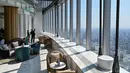 Pemandangan J Hotel, hotel mewah tertinggi di dunia, di Menara Shanghai, Shanghai pada 23 Juni 2021. J Hotel dilengkapi dengan elevator untuk membawa para tamu ke atas gedung pencakar langit berbentuk spiral yang menakutkan dengan kecepatan 18 meter per detik. (Hector RETAMAL / AFP)