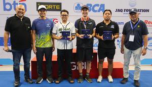 Ketua Harian PB Akuatik Indonesia, Harlin E. Rahardjo, (kedua dari kiri) memberikan plakat juara kepada Tim Millennium Aquatic Jakarta, Beast Aquatic Club Bandung dan Jaquatic Swimming Club Jakarta pada gelaran Indonesia Open Aquatic Championships (IOAC) 2025.  (Bola.com/Abdul Aziz)