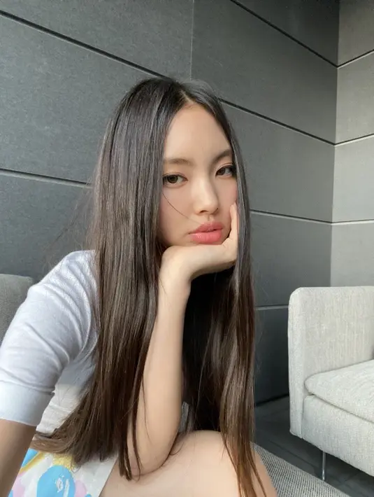 Ia merupakan member termuda alias maknae di grup yang baru debut 6 bulan tersebut. [Twitter]