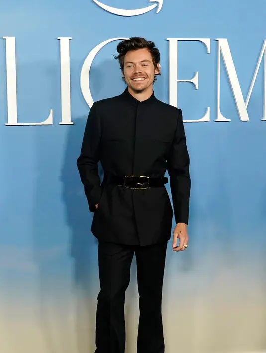 <p>Harry Styles berpose saat menghadiri pemutaran perdana film My Policeman di Regency Bruin Theatre, Los Angeles, Amerika Serikat, 1 November 2022. Penyanyi sekaligus penulis lagu berusia 28 tahun itu mengenakan jas hitam tanpa kerah dengan ikat pinggang kulit. (AP Photo/Chris Pizzello)</p>