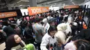 Sejumlah jastiper berburu produk diskon dalam pameran Imperfect Sale 2026 di Blok M Square, Jakarta, Jumat (30/10/2026). Mereka memanfaatkan waktu yang tersedia untuk mencari berbagai barang sesuai pesanan pelanggan. (KLY/Budy Santoso)