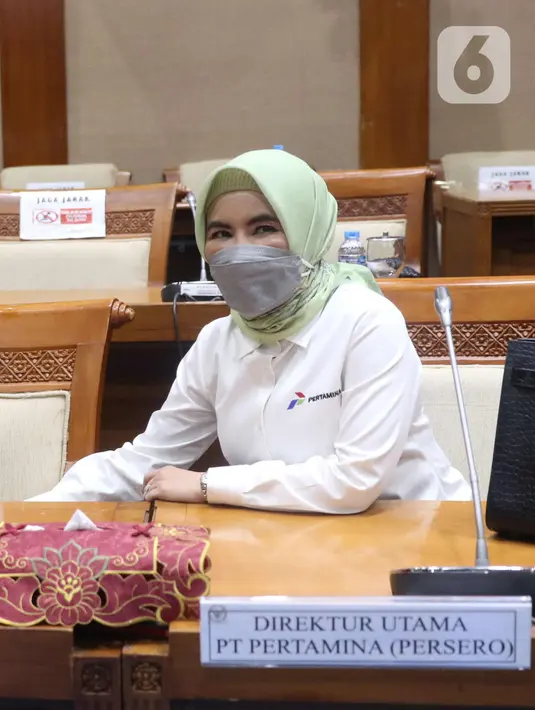 Dirut PT Pertamina (Persero) Nicke Widyawati mengikuti Rapat Dengar Pendapat (RDP) dengan Komisi VII DPR di kompleks Parlemen, Senayan, Jakarta, Senin (5/4/2021). RDP tersebut membahas kebakaran tangki minyak milik Pertamina RU VI Balongan, Indramayu, Jawa Barat. (Liputan6.com/Angga Yuniar)