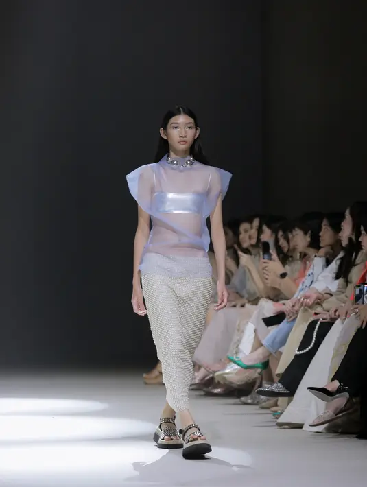 Kekosongan dalam bias cahaya yang tembus mengisi ruang dalam permainan gelap terang yang diartikan dalam transparan material tembus pandang yang dikombinasikan dengan material lain. [Foto: Document/FIMELA]