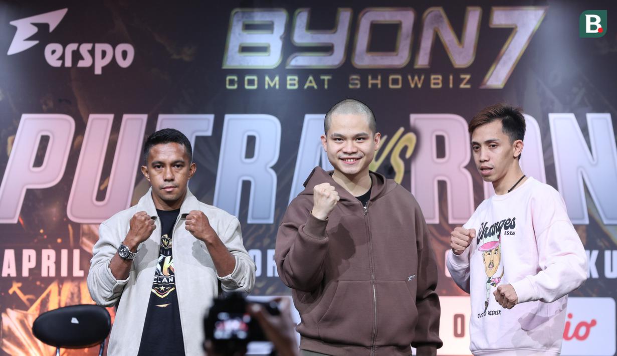Presiden Byon, Yoshua Marcellos Muliardo bersama petarung Kksam vs Aman Koboi saat Face off sekaligus jumpa pers Byon Combat Showbiz Vol.7 di SCTV Tower, Jakarta, Kamis (12/3/2026). (Bola.com/M Iqbal Ichsan)