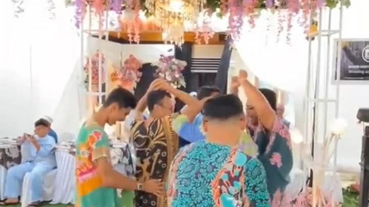 Tak berhenti di situ, sekelompok pria berdaster ini pun melanjutkan aksinya dengan berjoget di depan pelaminan.