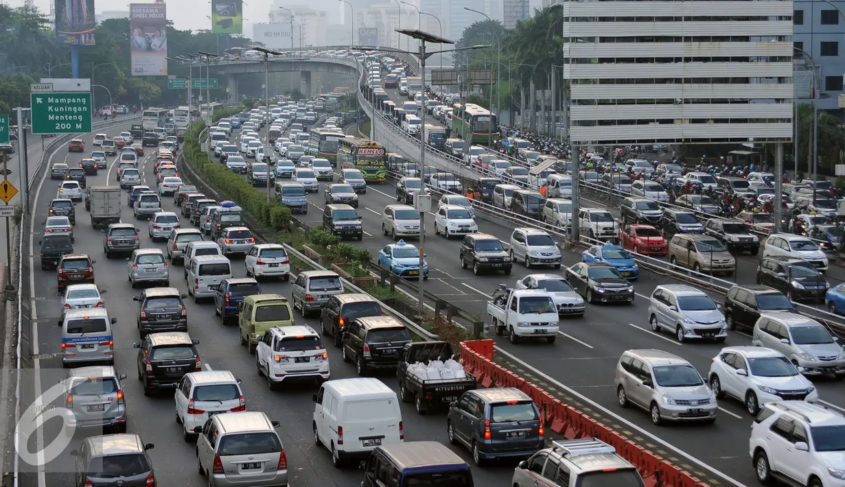 Sejumlah kendaraan pemudik melintas di Jalan Tol Dalam Kota arah Cawang, Jakarta, Jumat (1/7). Seiring berakhirnya jam kerja, sejumlah pemudik terlihat mulai meninggalkan kota Jakarta menuju kampung halaman. (Liputan6.com/Helmi Fithriansyah)