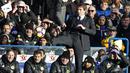 Gaya pelatih Chelsea, Antonio Conte mengontrol bola saat laga timnya melawan West Bromwich Albion pada Premier League di Stamford Bridge, London, (11/12/2016). Chelsea menang 1-0. (AFP/ Adrian Dennis)