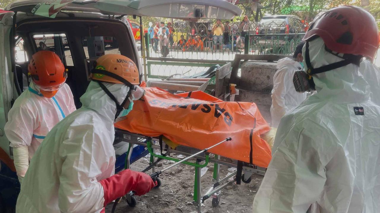 FOTO: Basarnas Evakuasi Empat Korban di Reruntuhan Musala Ponpes Al Khoziny