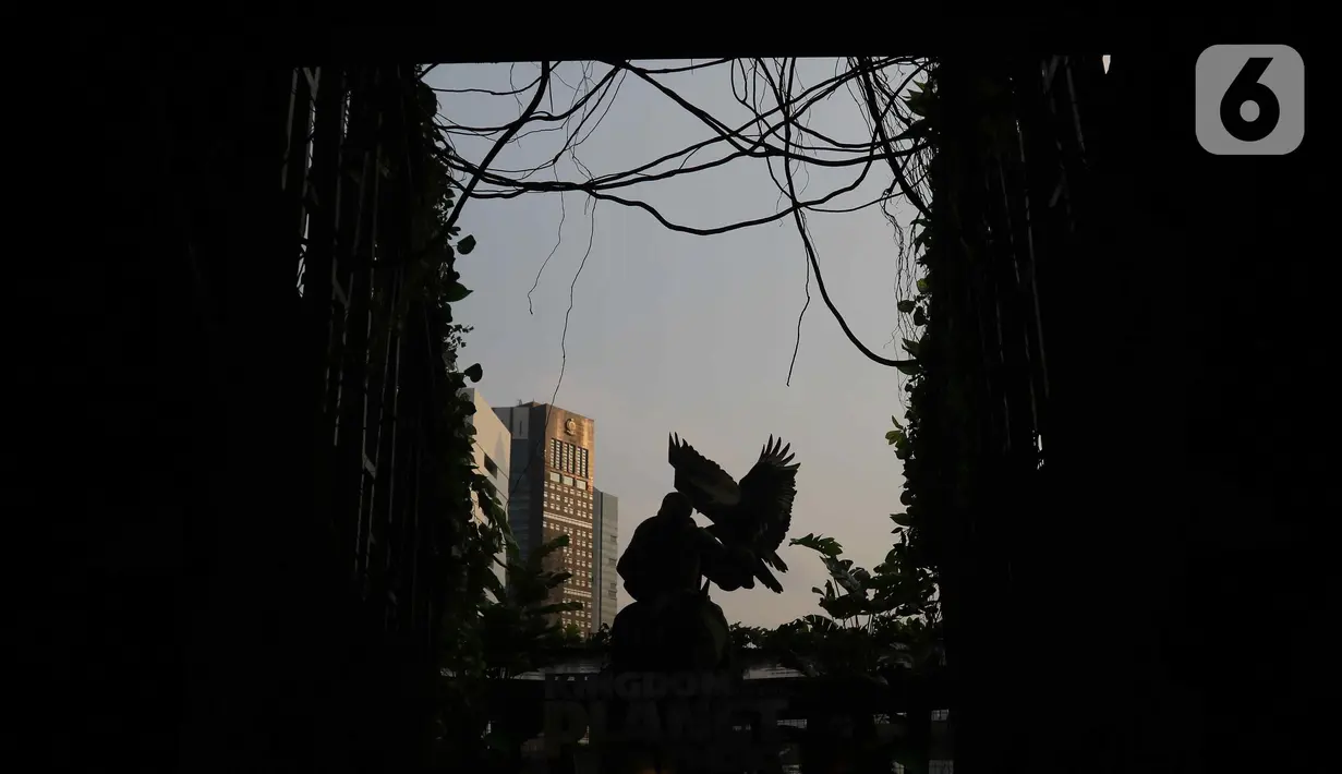 Namun, hiasan tersebut mendapat sambutan hangat sejumlah warga pengunjung yang menyebut desain itu seperti menjadi oase di tengah polusi udara Jakarta dan terik panas yang akhir-akhir ini melanda. (Liputan6.com/Herman Zakharia)
