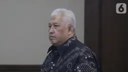 Terdakwa suap pengadaan barang di Badan Keamanan Laut (Bakamla), Erwin Syaaf Arief bersiap menjalani sidang pembacaan putusan di Pengadilan Tipikor, Jakarta, Senin (14/10/2019). Erwin Syaaf Arief dinyatakan bersalah dan dihukum 2,5 tahun penjara, denda Rp100 juta. (Liputan6.com/Helmi Fithriansyah)