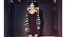 Hadir di acara Chanel di Jeju, Kim Yoo Jung kembali andalkan gaya low bun. Namun kali ini dengan menyisakan poni super tipis di kedua sisi.[instagram/you_r_love]