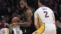 Forward Cleveland Cavaliers LeBron James (kiri) dijaga guard Los Angeles Lakers Lonzo Ball pada partai NBA 2017-2018 di Staples Center, Minggu (11/3/2018) atau Senin (12/3/2018) WIB. (AP Photo/Mark J. Terrill)