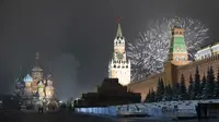 Gambar kombo menunjukkan kembang api di atas Kremlin dan Menara Spasskaya di Lapangan Merah yang hampir kosong selama perayaan Tahun Baru di Moskow, Rusia 31 Desember 2020 dan di bawahnya, file foto diambil dari sudut yang sama 31 Desember 2019. (AP Photo/Pavel Golovkin, Denis Tyrin)