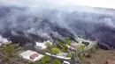 Gambar dari video lava terlihat setelah letusan gunung berapi di La Palma, Spanyol (20/9/2021). Lava raksasa berjatuhan perlahan tapi tanpa henti ke arah laut setelah gunung berapi meletus di Spanyol. (OVERON via AP)