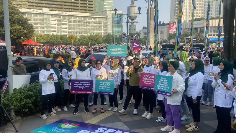 Wakil Ketua DPR Muhaimin Iskandar alias Cak Imin ikut menyosialisasi UU Nomor 4 tahun 2024 tentang Kesejahteraan Ibu dan Anak (KIA) di kawasan CFD Jakarta, Minggu (21/7/2024).