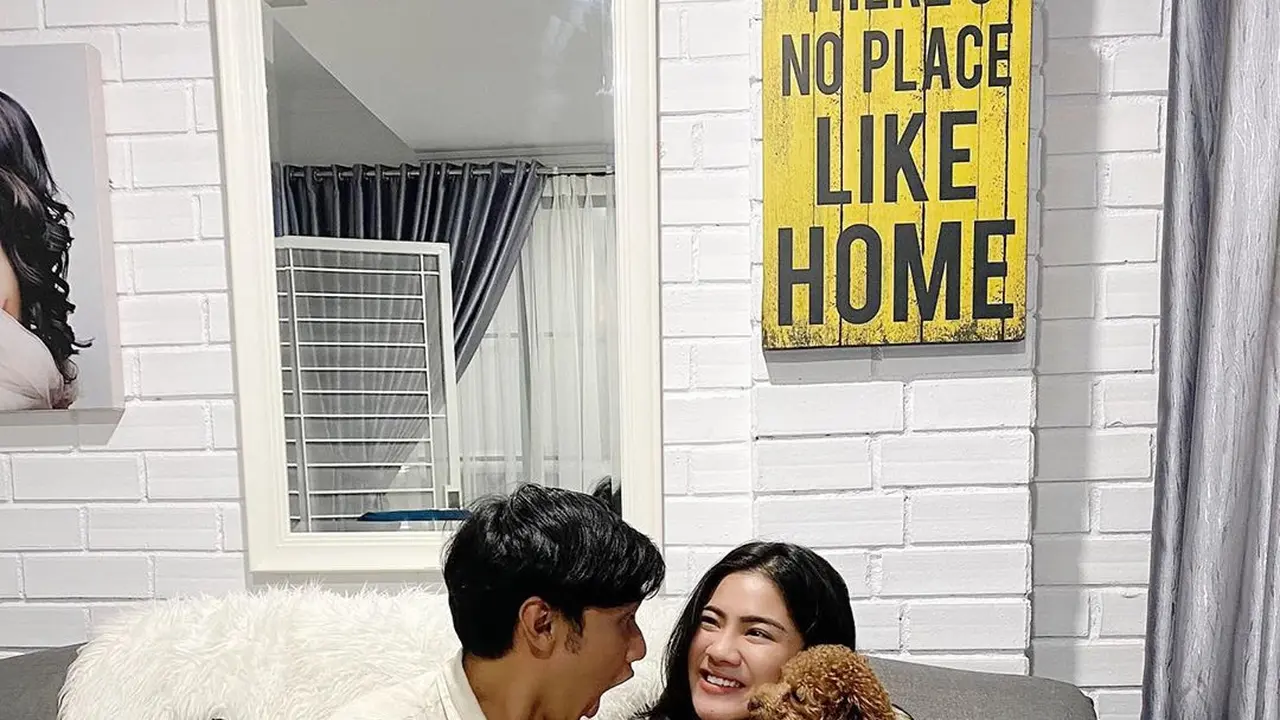 Bak Keluarga, Ini 6 Potret Caesar Hito dan Felicya Angelista Bersama Anjing Kesayangannya