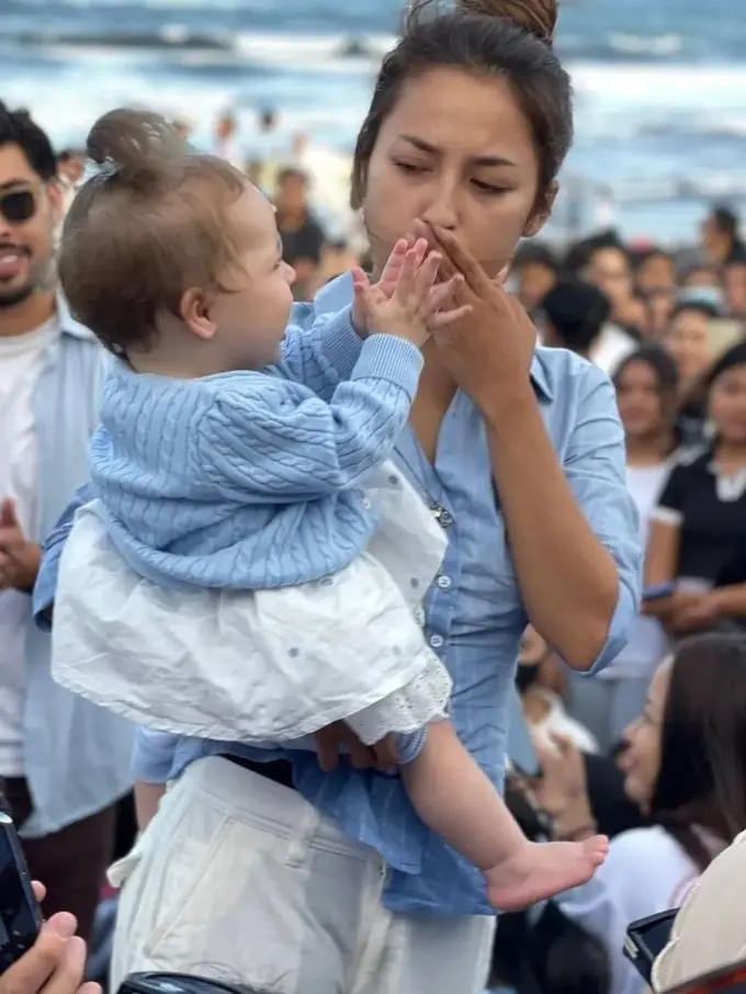 Jennifer Coppen Larung Abu Kremasi Dali