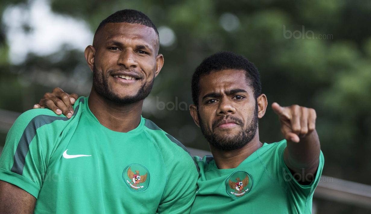 Pemain Timnas Indonesia U-22, Yabes Roni dan Marinus Wanewar, foto bersama sebelum latihan di Stadion UKM, Selangor, Senin (14/8/2017). Ini merupakan latihan terakhir jelang laga SEA Games melawan Thailand. (Bola.com/Vitalis Yogi Trisna)