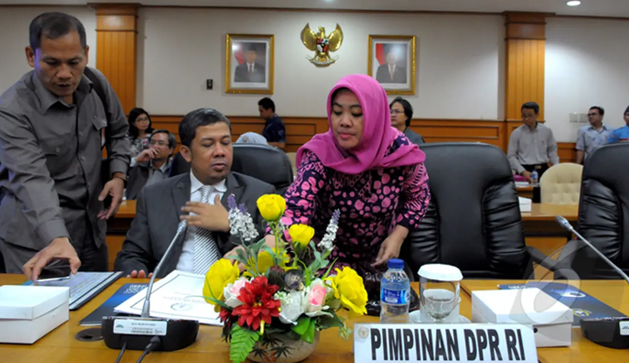 Wakil ketua DPR RI Fachri Hamzah tiba di ruang pansus B, Gedung DPR RI,  Jakarta (23/02/2015).  DPR RI mengadakan rapat dengar pendapat umum bersama Ketua Umum PSSI Djohar Arifin bersama PT Liga Indonesia (PT LI). (Liputan6.com/Andrian M Tunay)