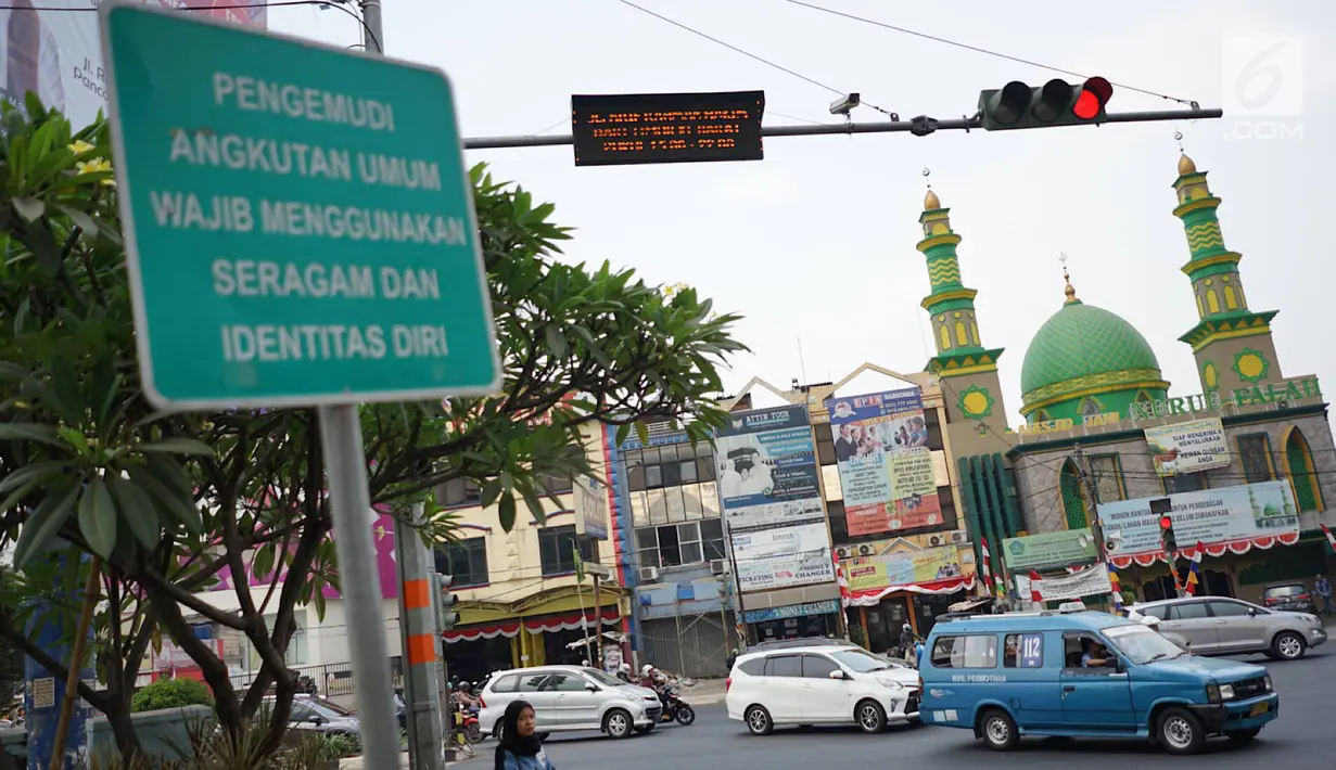 Penampakan lampu merah persimpangan Ramanda, Depok, Jawa Barat, Rabu (14/8/2019). Lampu merah tersebut nantinya akan menjadi lokasi pemutaran lagu berjudul Tiblantas yang dinyanyikan Wali Kota Depok Mohammad Idris. (Liputan6.com/Immanuel Antonius)
