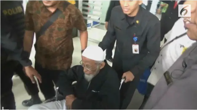 Terpidana terorisme Abu Bakar Baasyir menjalani pemeriksaan kesehatan di RSCM selama 5jam. Baasyir menderita  kelainan pada pembuluh vena sehingga kakinya mengalami pembengkakan