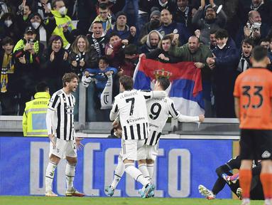 Penyerang Juventus Alvaro Morata berselebrasi dengan rekan setimnya setelah mencetak gol ke gawang Spezia pada pertandingan Liga Italia pekan ke-28 di Allianz Stadium, Senin (7/3/2022) dini hari WIB. Juventus menang 1-0 atas Spezia lewat gol Alvaro Morata. (Tano Pecoraro/LaPresse via AP)