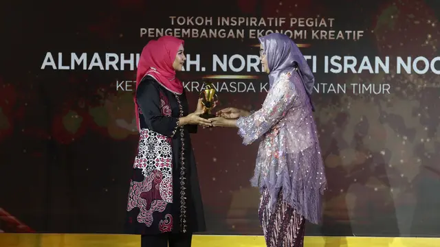 Almarhumah Norbaiti Isran Noor Raih Penghargaan Tokoh Inspiratif Pegiat Pengembangan Ekonomi Kreatif di Festival 6