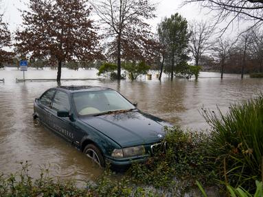 Sebuah mobil terendam dalam air banjir di Camden di pinggiran Sydney, Australia, Senin (4/7/2022). Lebih dari 30.000 penduduk Sydney dan sekitarnya telah diberitahu untuk mengungsi atau bersiap untuk meninggalkan rumah mereka pada hari Senin di tengah kondisi cuaca yang buruk. (AP Photo/Mark Baker)