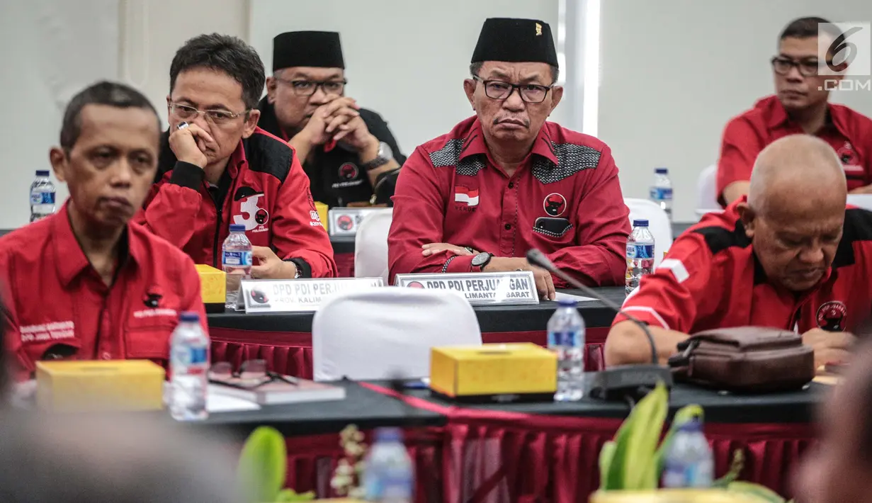 Pimpinan partai tingkat provinsi (DPD) mengikuti Rapat Kordinasi Nasional (Rakornas) pemenangan Pileg dan Pilpres 2019 di kantor DPP PDIP, Jakarta, Sabtu (1/12). Rakornas mengambil tema 'Berjuang Untuk Kesejahteraan Rakyat'. (Liputan6.com/Faizal Fanani)