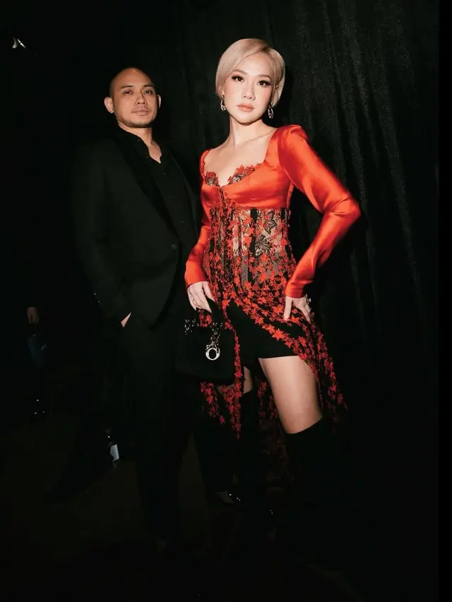 Pesona Lady in Red, BCL Tampil Menawan di Peragaan Busana Tunggal Eddy Betty Bertajuk Pendar