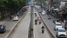 Pengendara motor melintasi jalur bus Transjakarta di kawasan Pasar Rumput, Jakarta, Rabu (20/2). Kamera pengawas atau CCTV akan dipasang di setiap halte Transjakarta yang terintegrasi dengan Ditlantas Polda Metro Jaya. (Liputan6.com/Immanuel Antonius)