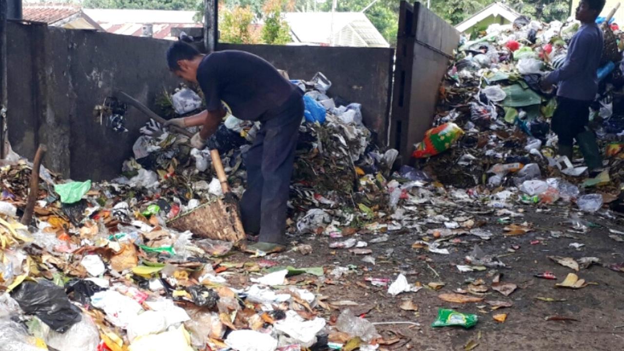 TPA Kaliori Kecamatan Kalibagor meluber sehingga tak bisa lagi menampung sampah. (Foto: Liputan6.com/Yoga S/Muhamad Ridlo)