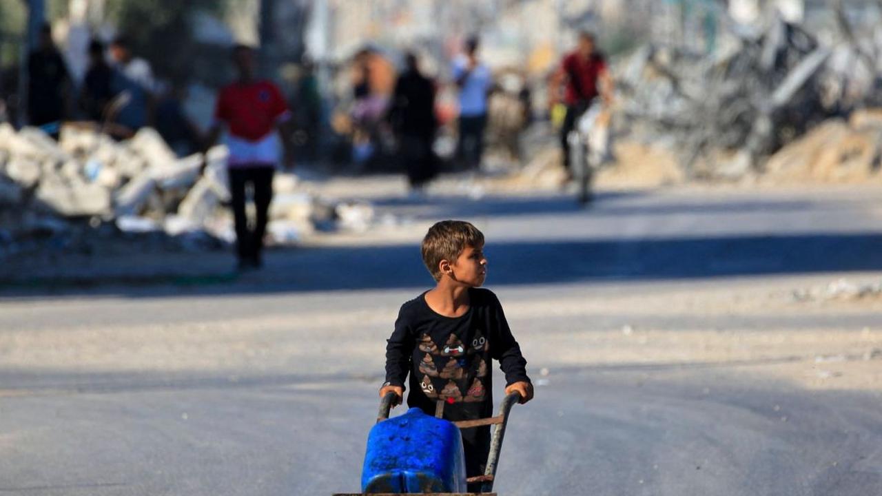 Seorang anak laki-laki membawa air di kamp pengungsi Al-Bureij, Jalur Gaza, Palestina, pada 24 Juni 2024. Blokade ketat dan serangan tanpa henti yang dilancarkan Israel sejak konflik terbaru meletus pada 7 Oktober 2023 menyebabkan Jalur Gaza dilanda krisi